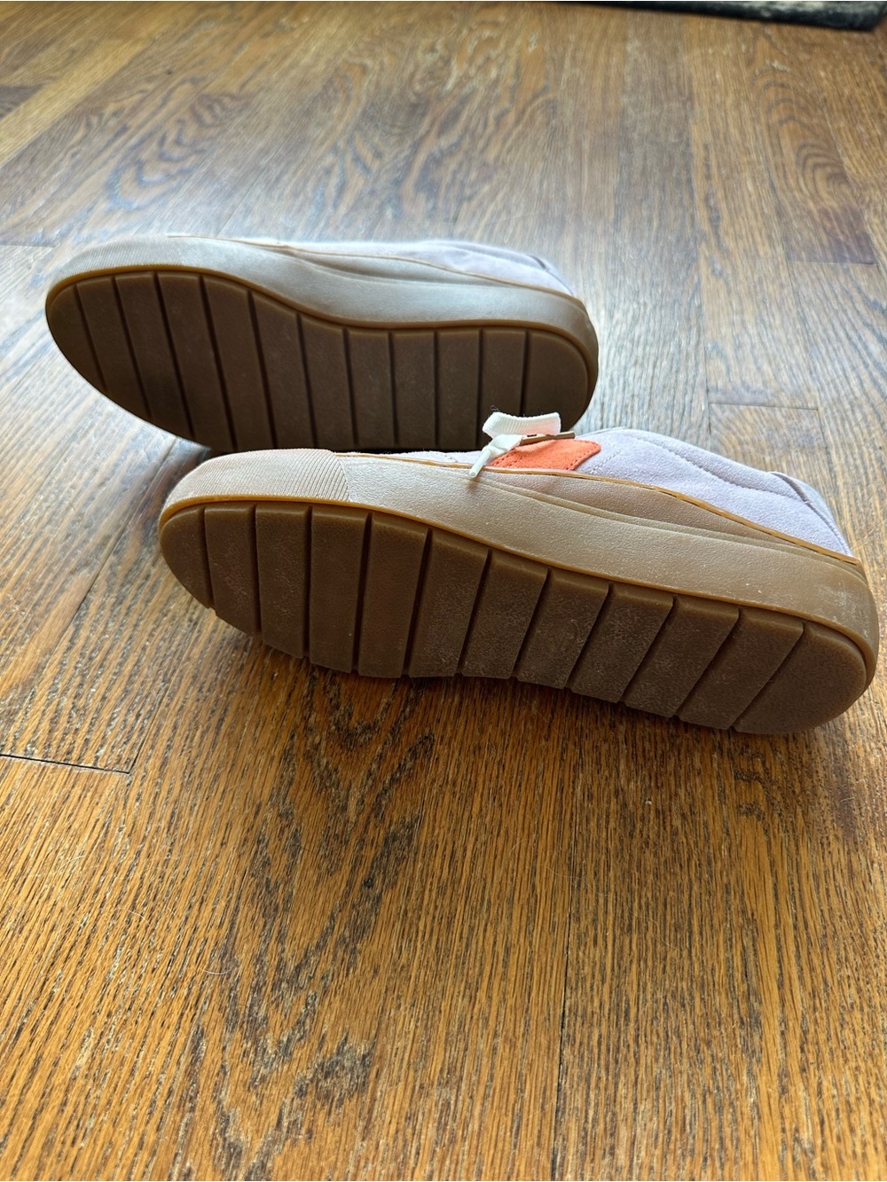 Women’s Size 9 Lavender Suede Dr. Scholl’s ‘Time Off’ Sneaker with Red Accents - Picture 5 of 6